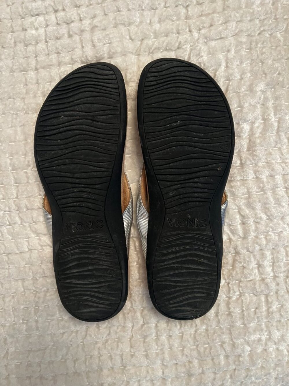 Vionic Bella Sandals Flip Flops - Aluminun Ribbed Metal Bow Sandals- Size 12 - Picture 5 of 5